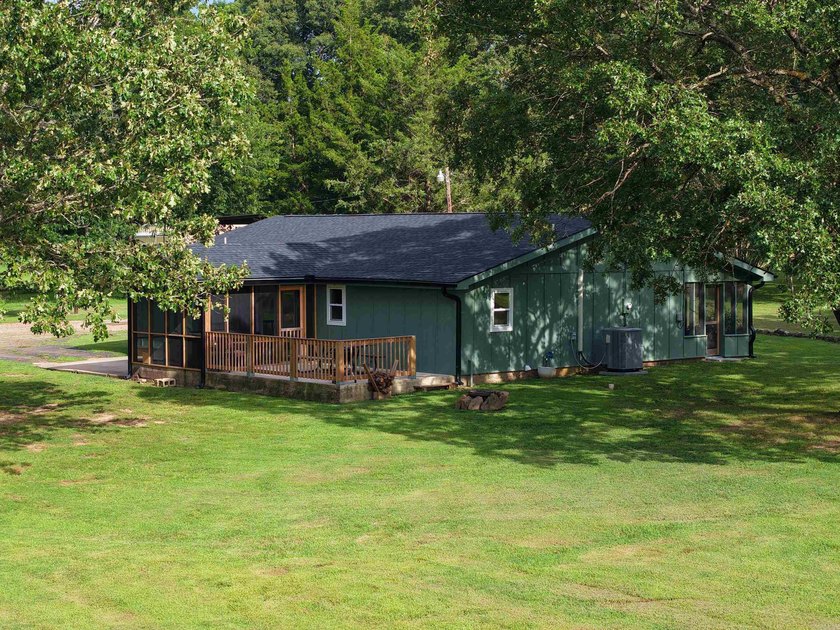 This completely remodeled 4 bedroom 2 bath, fully furnished home - photo 7