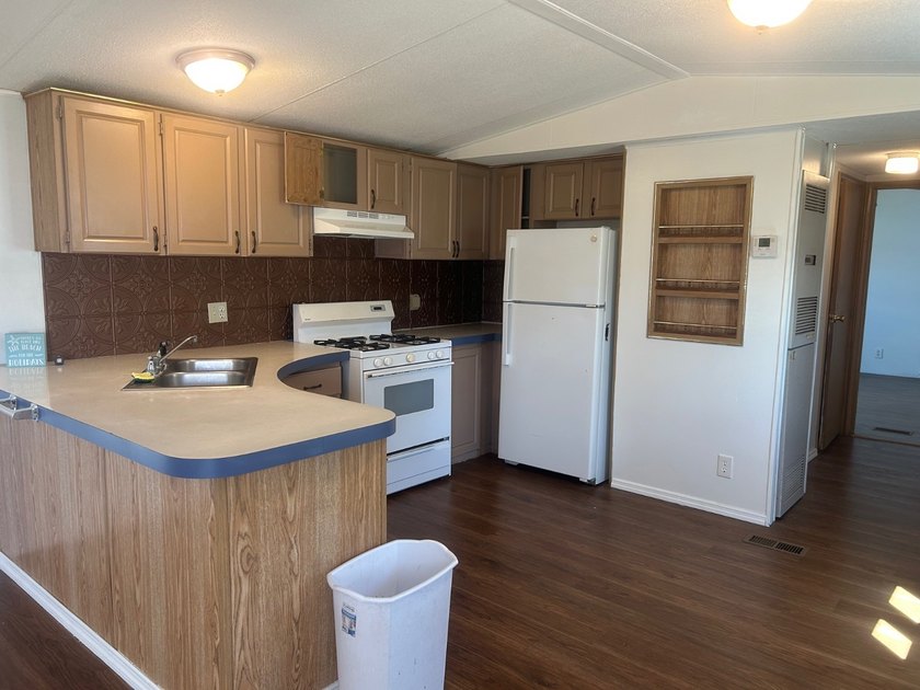Well-maintained 2BR/2BA mobile home located just minutes from - photo 3