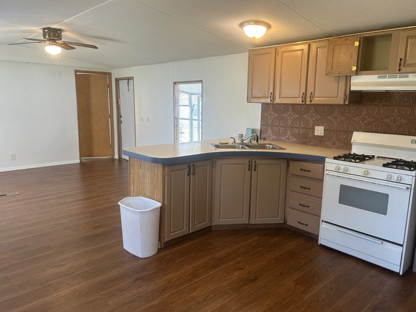Well-maintained 2BR/2BA mobile home located just minutes from - photo 6