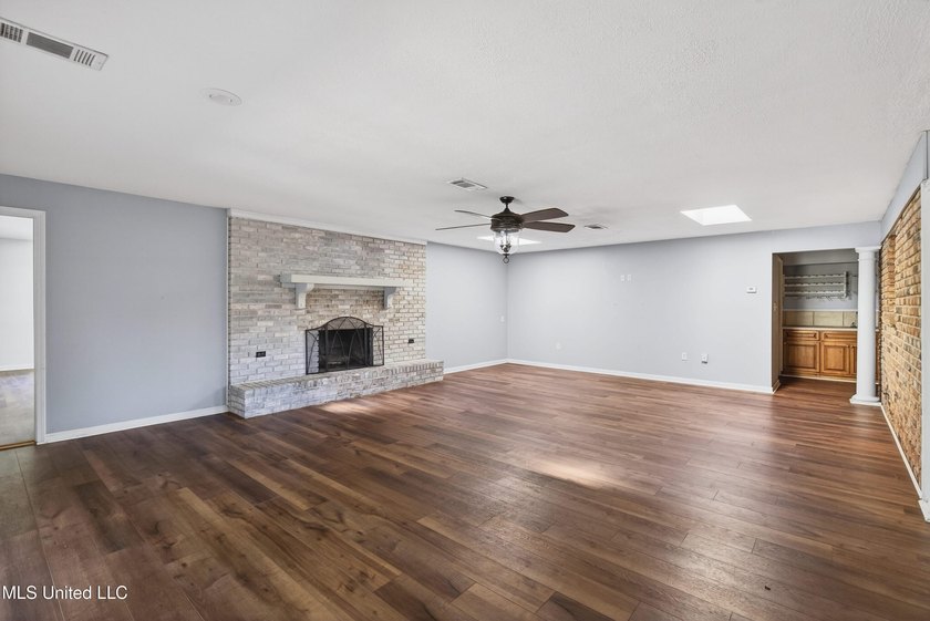 Lots of room to roam here in the large, centrally located old - photo 13
