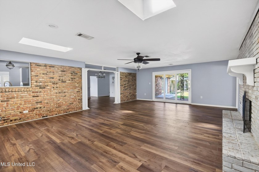 Lots of room to roam here in the large, centrally located old - photo 15