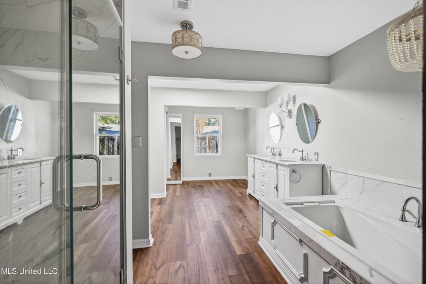 Lots of room to roam here in the large, centrally located old - photo 23