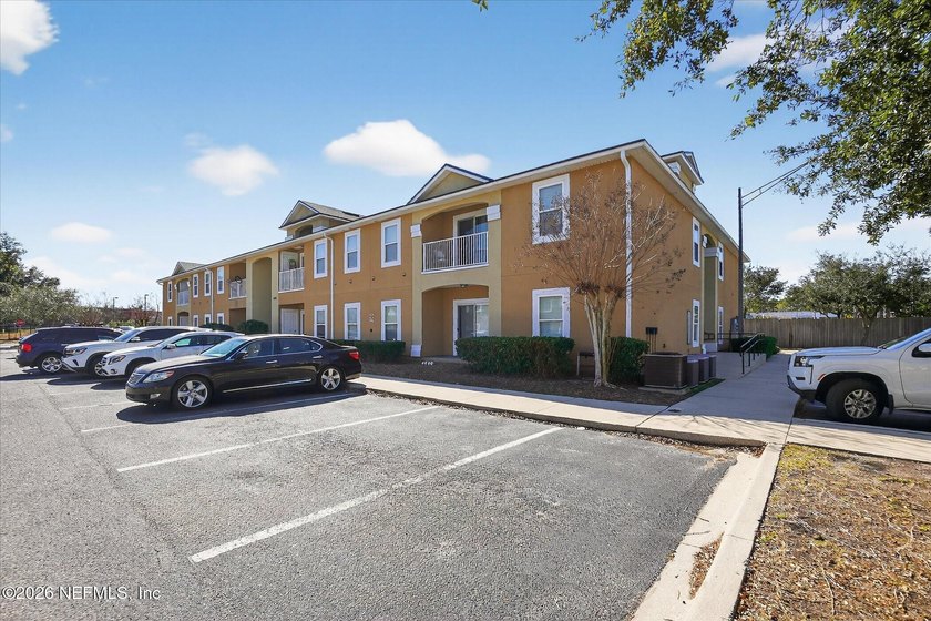 Bright and move-in ready second-floor condo in desirable Woods - photo 3