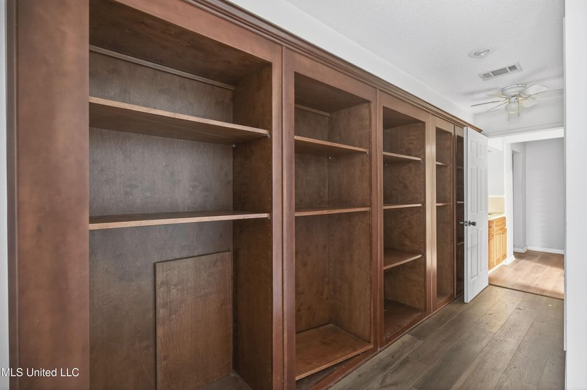Lots of room to roam here in the large, centrally located old - photo 24