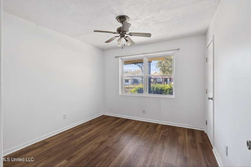 Lots of room to roam here in the large, centrally located old - photo 25