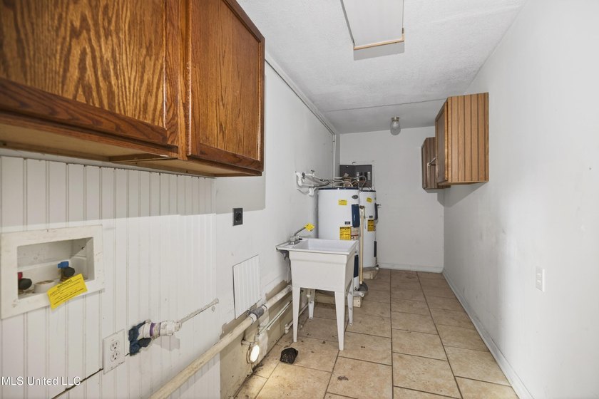 Lots of room to roam here in the large, centrally located old - photo 30