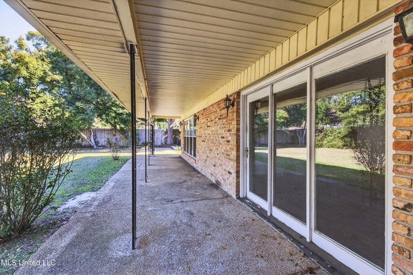 Lots of room to roam here in the large, centrally located old - photo 31