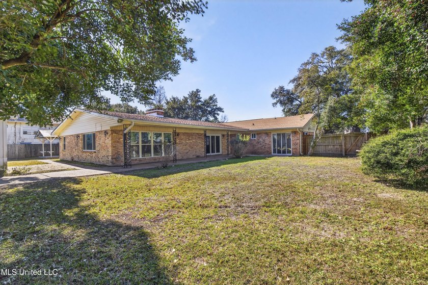 Lots of room to roam here in the large, centrally located old - photo 33
