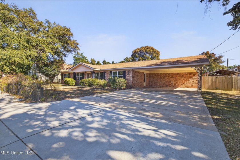 Lots of room to roam here in the large, centrally located old - photo 38