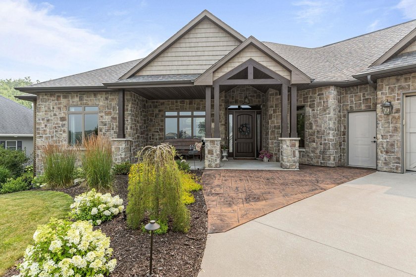 Custom Ranch home in West Neenah. Nearly half an acre of - photo 2