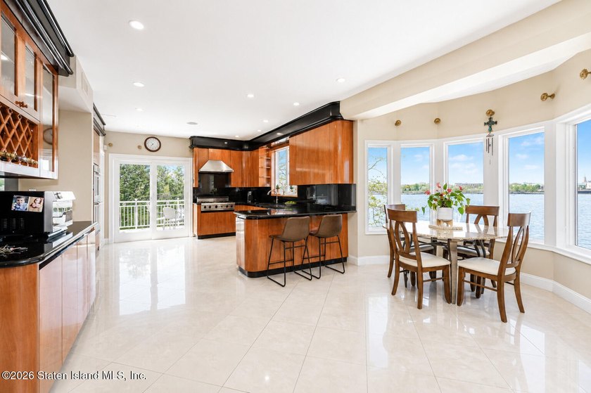 Exceptional waterfront estate with private dock and over 700 - photo 32