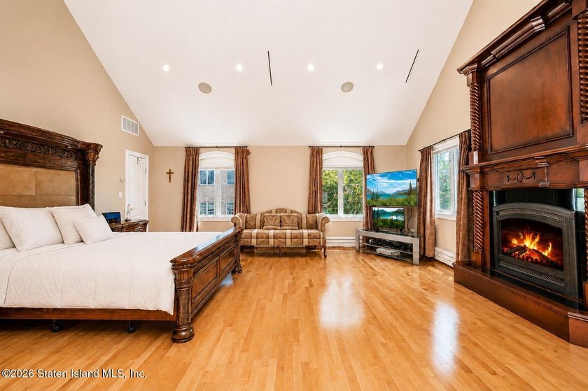 Exceptional waterfront estate with private dock and over 700 - photo 49