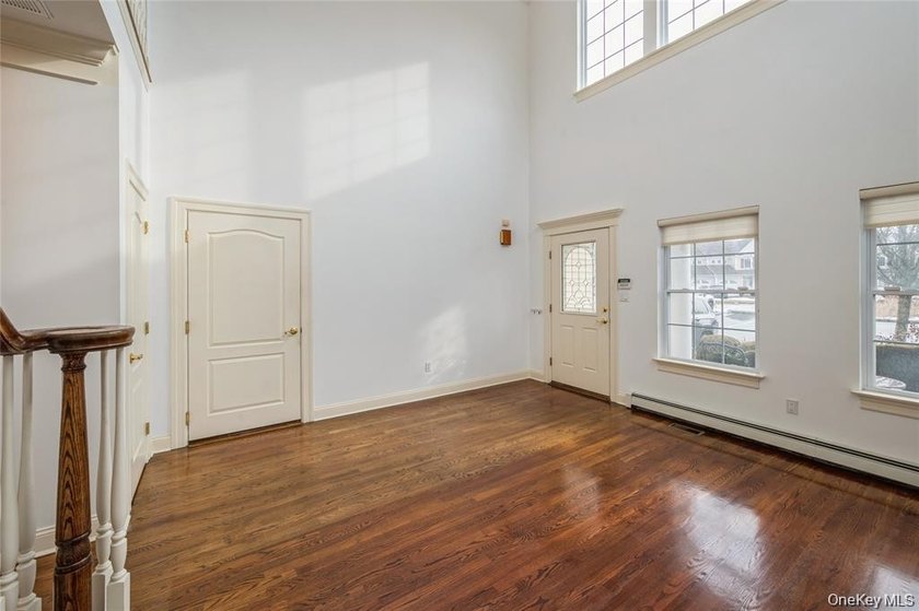 Desirable END UNIT beautifully maintained ,located in a - photo 5