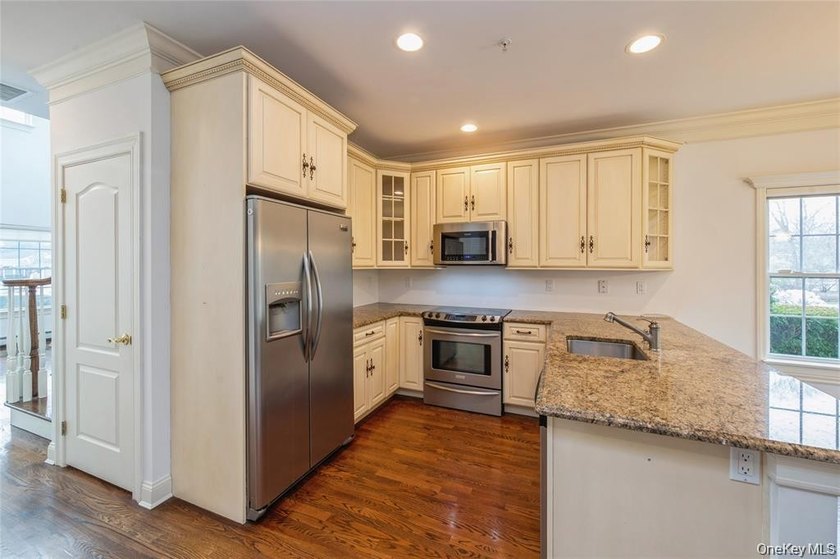 Desirable END UNIT beautifully maintained ,located in a - photo 7