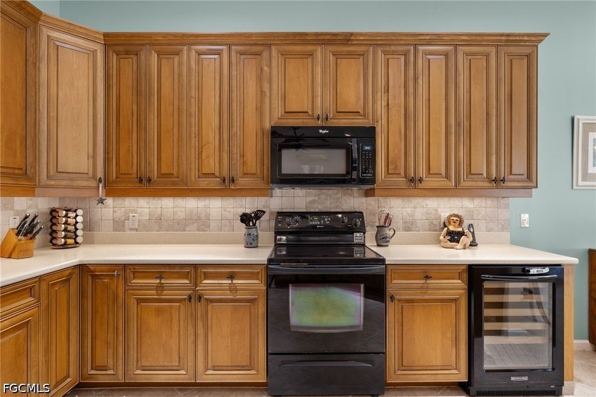 Welcome to a captivating 3-bedroom, 2-bathroom home nestled - photo 6