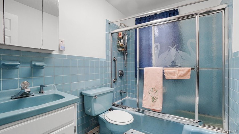 Welcome home! Discover the perfect Blend of space, comfort, and - photo 12