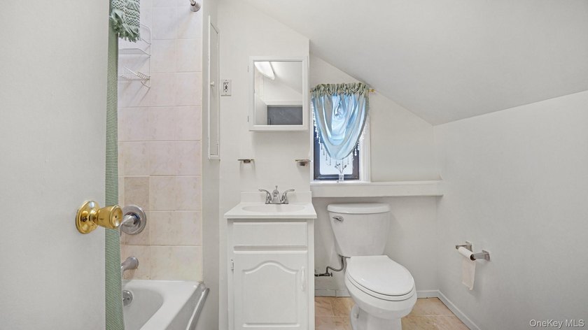Welcome home! Discover the perfect Blend of space, comfort, and - photo 17