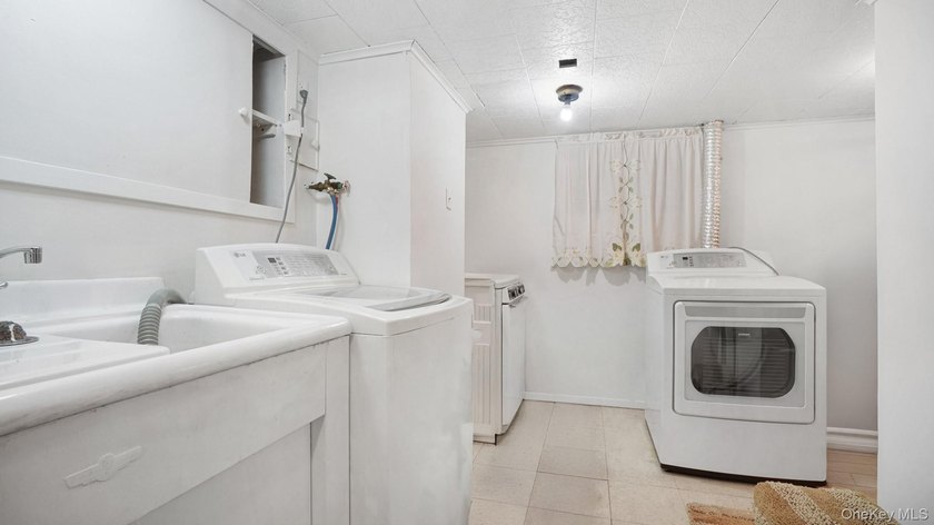 Welcome home! Discover the perfect Blend of space, comfort, and - photo 21