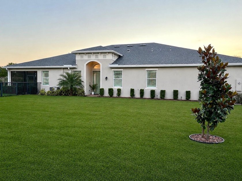 Welcome to this beautifully upgraded 2-bedroom + Den, 2-bathroom - photo 4