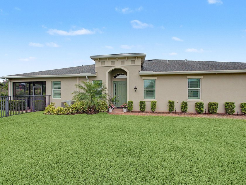 Welcome to this beautifully upgraded 2-bedroom + Den, 2-bathroom - photo 5