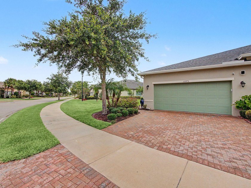 Welcome to this beautifully upgraded 2-bedroom + Den, 2-bathroom - photo 6
