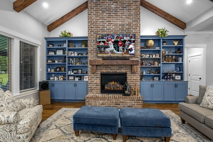 Beautiful custom home built by Alan Schrader in the desirable - photo 8