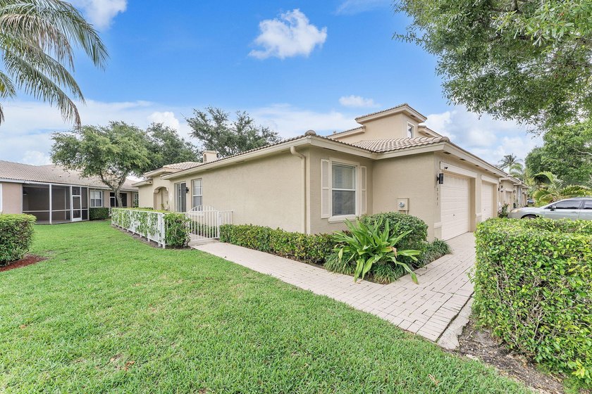 Beautifully maintained 3-bedroom, 2.5-bath home located on a - photo 2