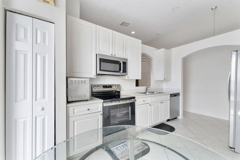 Beautifully maintained 3-bedroom, 2.5-bath home located on a - photo 7