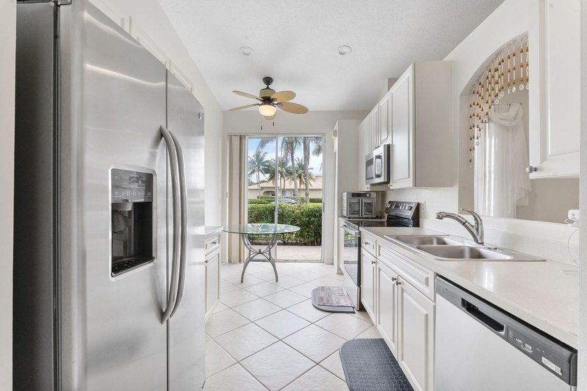 Beautifully maintained 3-bedroom, 2.5-bath home located on a - photo 10