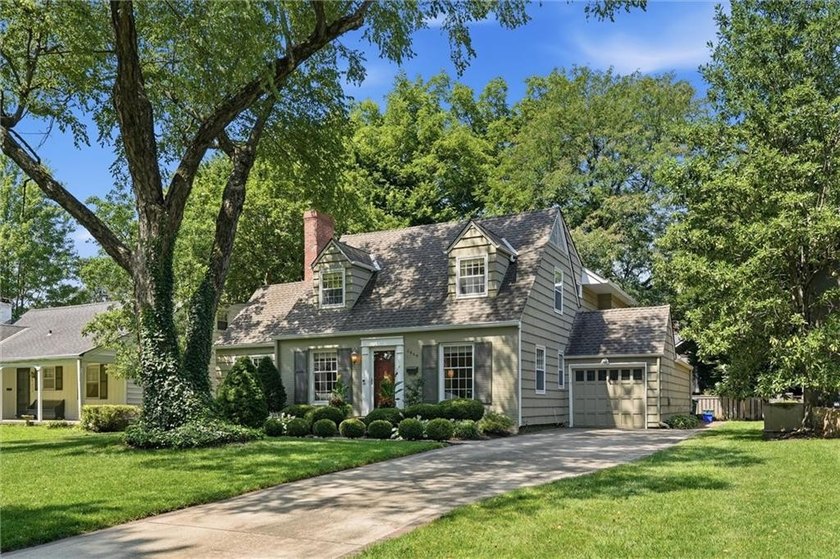 Fairway at its Finest! Situated on a picturesque tree-lined - photo 3