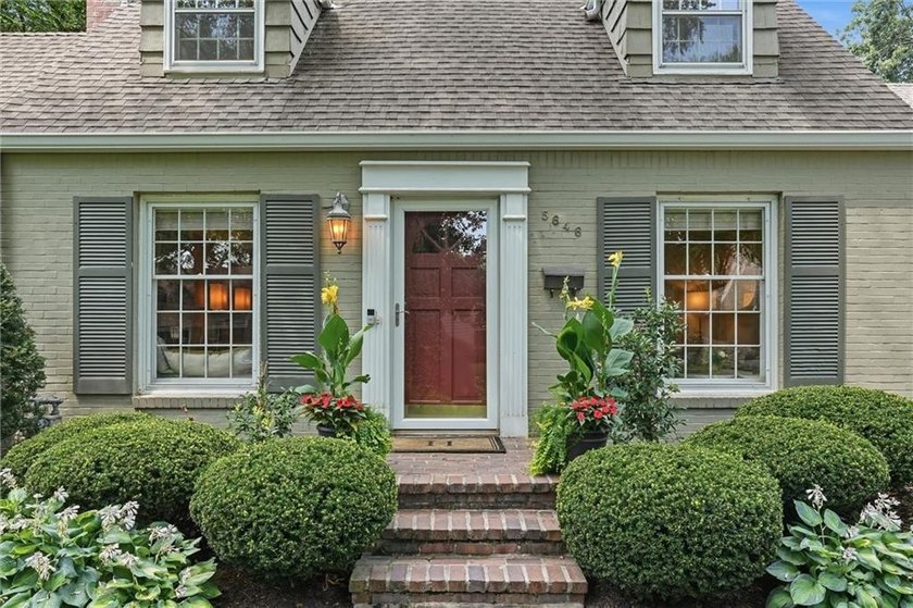 Fairway at its Finest! Situated on a picturesque tree-lined - photo 4