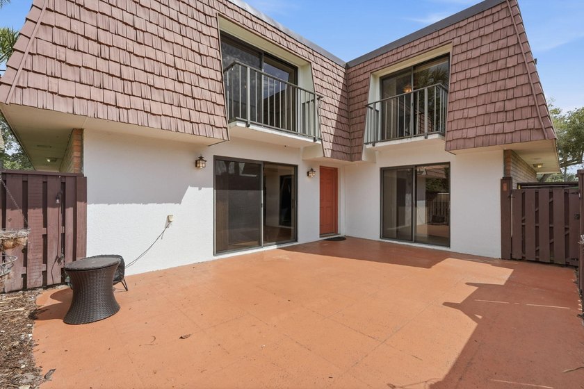 Welcome home to this well-presented 2-bed, 2.5-bath townhome - photo 2