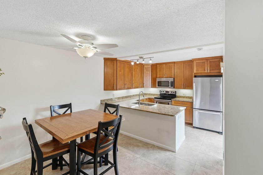 Welcome home to this well-presented 2-bed, 2.5-bath townhome - photo 3