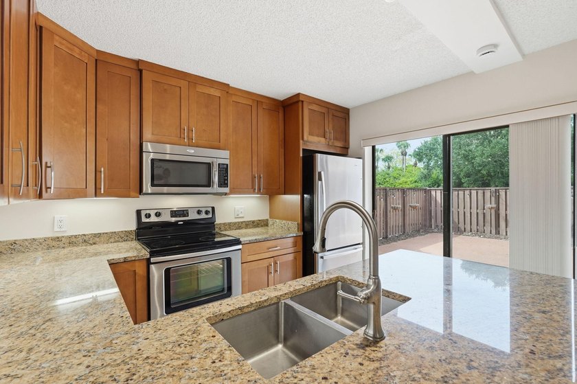 Welcome home to this well-presented 2-bed, 2.5-bath townhome - photo 5