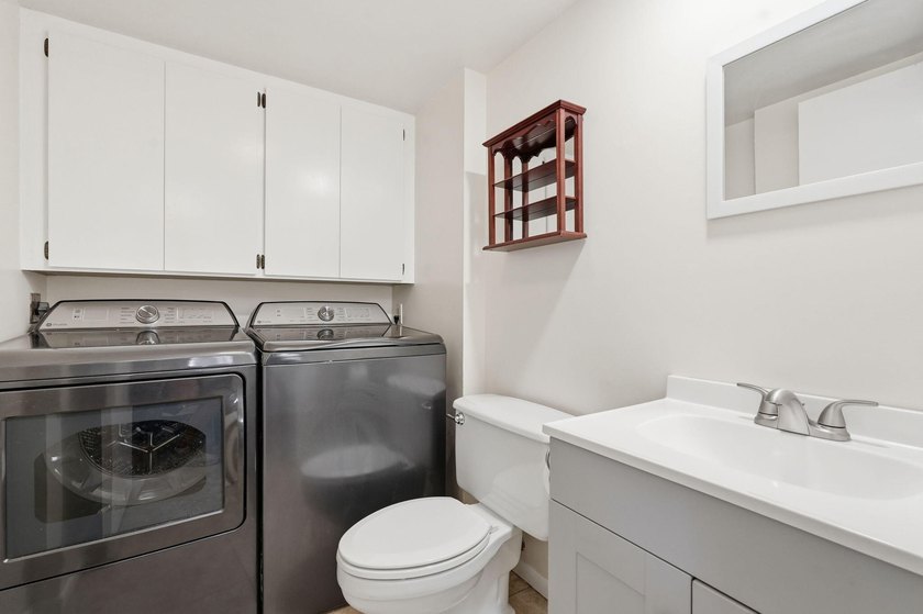 Welcome home to this well-presented 2-bed, 2.5-bath townhome - photo 7