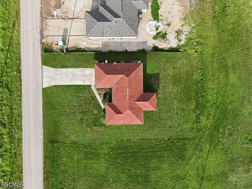 3-bedroom, 2-bath home offering an open-concept layout with tile - photo 8