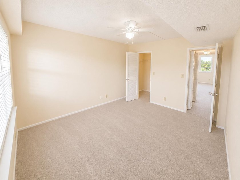 Welcome to this bright and spacious 3-bedroom, 2.5-bath unit - photo 11