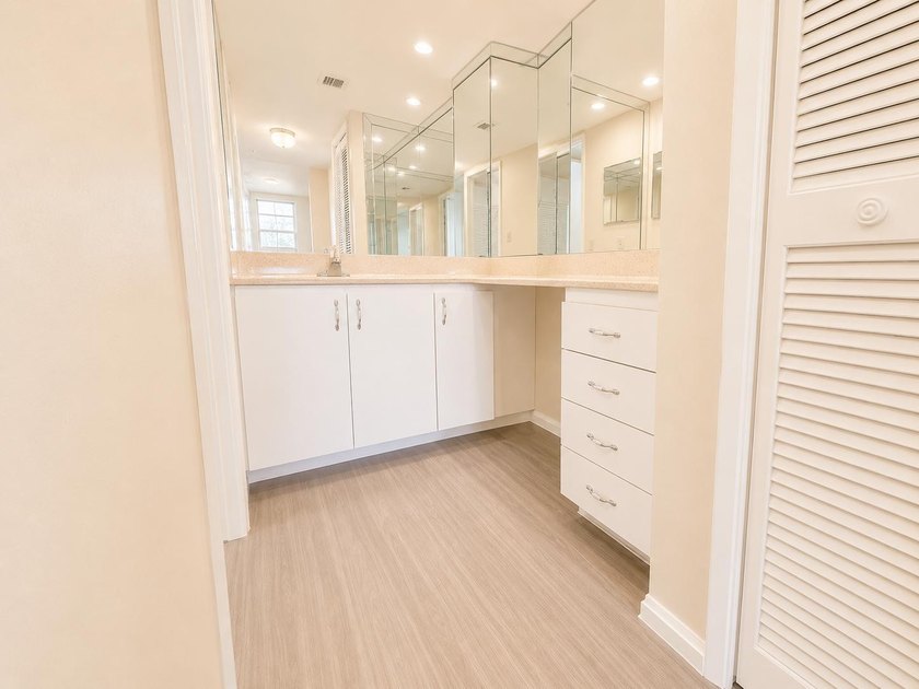 Welcome to this bright and spacious 3-bedroom, 2.5-bath unit - photo 12