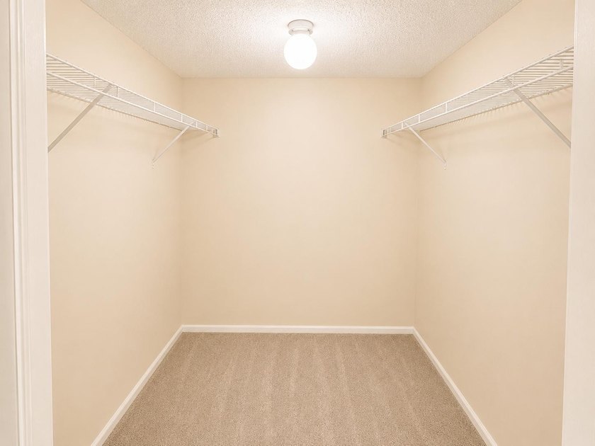 Welcome to this bright and spacious 3-bedroom, 2.5-bath unit - photo 14