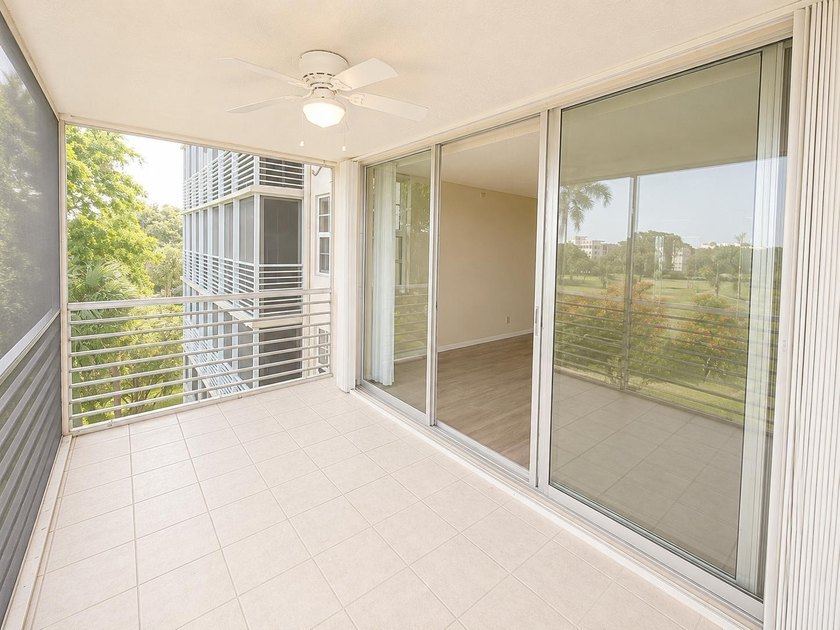 Welcome to this bright and spacious 3-bedroom, 2.5-bath unit - photo 15