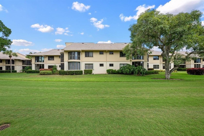 Immaculate and move in ready, this light and bright first floor - photo 36