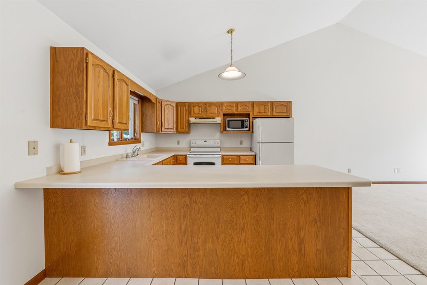 Spacious, open concept 2bed/2bath ranch style condo on the SE - photo 4