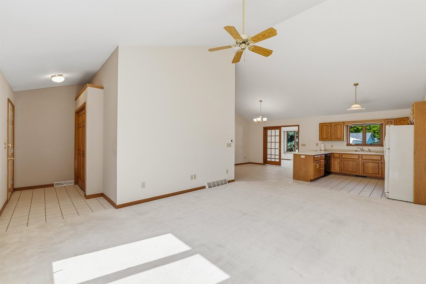 Spacious, open concept 2bed/2bath ranch style condo on the SE - photo 7