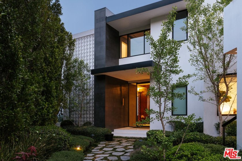 Boasting A+ panoramic views that are among the most - photo 4