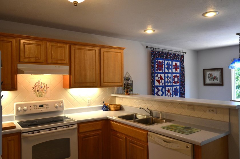 Welcome home to this beautifully maintained, one-owner residence - photo 8