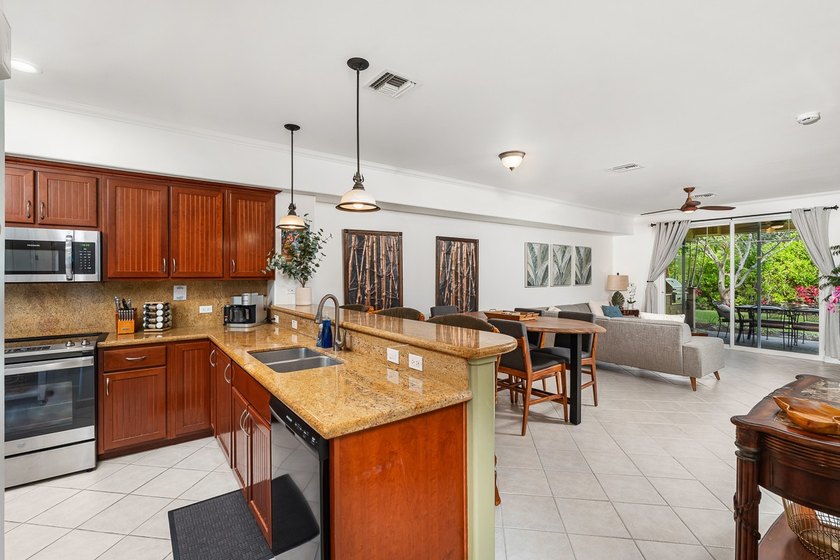 Tucked within Waikoloa Beach Villas, this ground-floor residence - photo 3