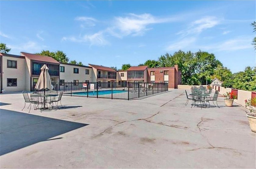 Beautifully updated 2-bedroom, 2-bath condo offering 1,170 - photo 23