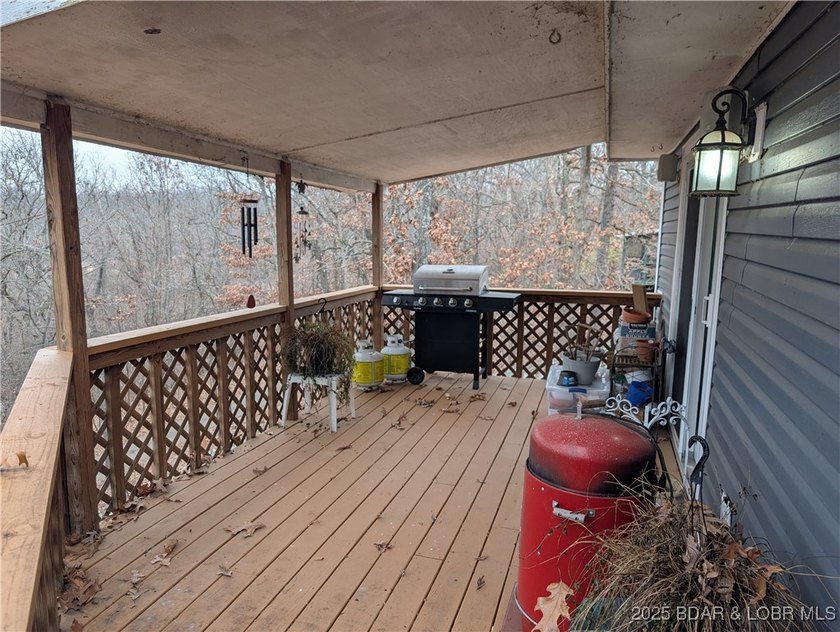 What a lovely family home with large rooms so close to the Lake - photo 38