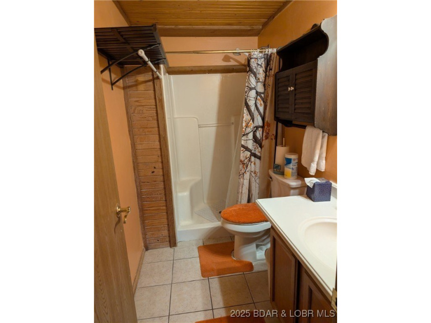 What a lovely family home with large rooms so close to the Lake - photo 44