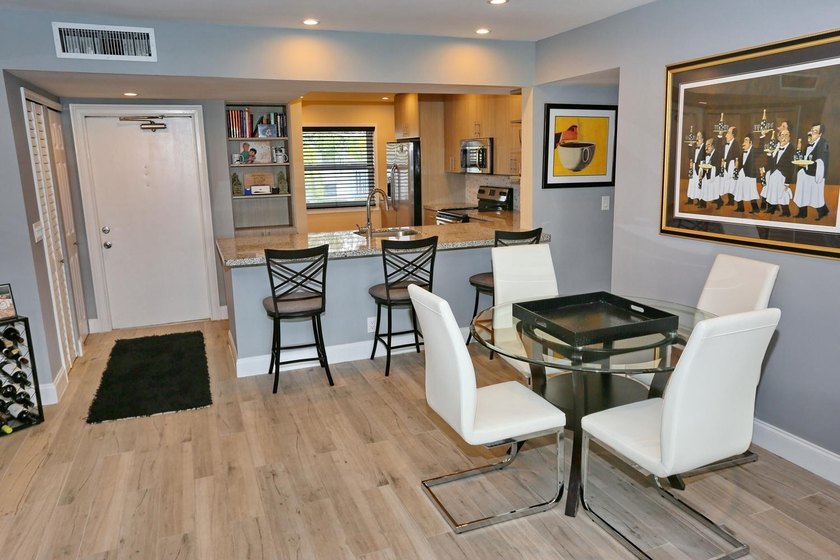Beautiful 2 Bedrooms and 2 Baths Completely renovated. Kitchen - photo 3